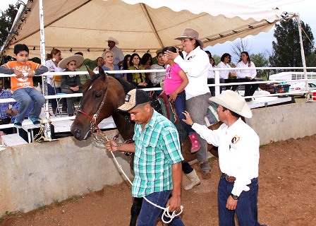 INAUGURA LUCÍA ALONSO CENTRO DE EQUINOTERAPIA EN CALERA