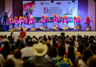 VIBRA EL CENTRO DE CONVENCIONES EN EL TERCER DÍA DEL FESTIVAL DEL FOLCLOR INTERNACIONAL