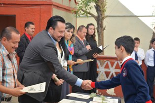 ENCABEZA ALCALDE CIERRE DE CICLO DE LA PRIMARIA FRANCISCO GARCÍA SALINAS