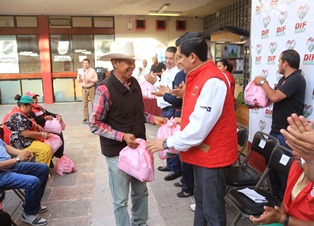 ENTREGA CARLOS PEÑA APOYOS A PERSONAL DE LIMPIA Y POLICÍAS AUXILIARES