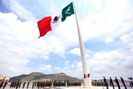 INAUGURAN GOBERNADOR Y SECRETARIOS DE LA DEFENSA, MARINA Y HACIENDA ASTA Y BANDERA MONUMENTAL CENTENARIO