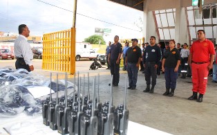 ENTREGAN UNIFORMES A BOMBEROS Y PROTECCIÓN CIVIL