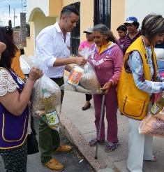 DAMAS DEL CLUB DE LEONES Y DIF DE GUADALUPE BRINDAN AYUDA ALIMENTARIA A DAMNIFICADOS