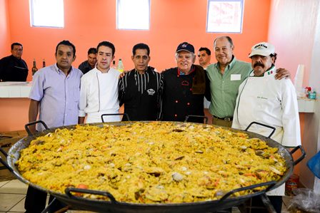 ACUDE ALCALDE MEDRANO QUEZADA A COMIDA PRO ASILO DE ANCIANOS