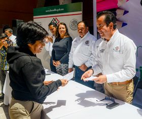 OTORGA MEDRANO QUEZADA VALES DE ÚTILES ESCOLARES A SUTSEMOP