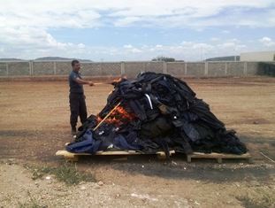 INCINERAN UNIFORMES POLICÍACOS OBSOLETOS