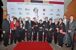 ENTREGAN MIGUEL ALONSO Y CARLOS PEÑA 500 TÍTULOS DE PROPIEDAD