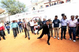 LANZA GOBERNADOR PRIMERA PELOTA EN TRADICIONAL TORNEO DE REBOTE DE BARBOSA