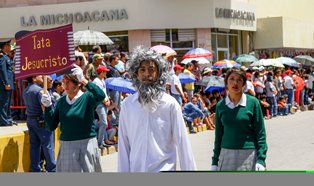 DESFILAN CARROS ANTIGUOS POR EL CENTRO HISTÓRICO DE FRESNILLO