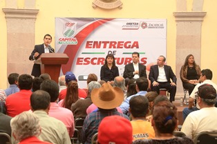 ENTREGA GOBERNADOR ESCRITURAS A 500 FAMILIAS DE LA CAPITAL