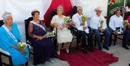 CORONAN A REINA DE LA ESTANCIA DE ADULTO MAYOR DE PLATEROS