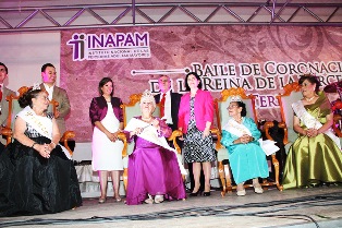 CORONAN LUCÍA ALONSO Y ÁLVARO ELÍAS A TERESITA I COMO REINA DE LA TERCERA EDAD