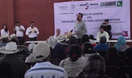 ENTREGAN EN TORIBIO APOYOS A ADULTOS MAYORES