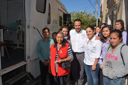 ALCALDE Y PRESIDENTA DEL DIF PROMUEVEN LUCHA CONTRA EL CÁNCER DE MAMA