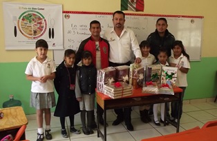 ENTREGA ALCALDE LIBROS A ALUMNOS DE PRIMARIA‏