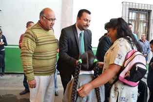 RECIBEN BECAS PERSONAS CON DISCAPACIDAD