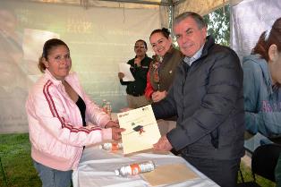 ENTREGA IZEA CERTIFICADOS DE PRIMARIA Y SECUNDARIA EN POZO DE GAMBOA