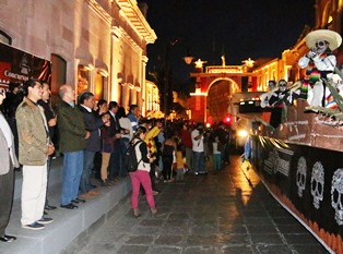 REALIZAN COLORIDO Y ATRACTIVO DESFILE DURANTE EL TERCER FESTIVAL DE DÍA DE MUERTOS