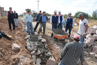 ALCALDE SUPERVISA CONSTRUCCIÓN DE PARQUE DEPORTIVO Y PAVIMENTACIÓN DE FRACCIONAMIENTO