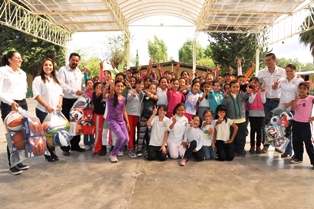 DIF ENTREGA ARTICULOS DEPORTIVOS A LA PRIMARIA ADOLFO LÓPEZ MATEOS