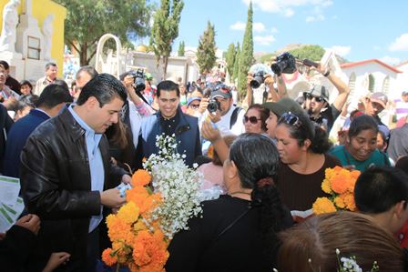 REALIZAN MIGUEL ALONSO REYES Y CARLOS PEÑA TRADICIONAL VISITA A LOS PANTEONES