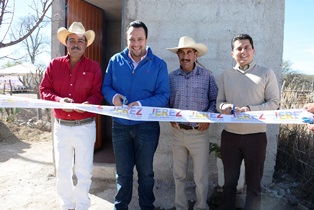 ALCALDE ENTREGA BAÑOS ECOLÓGICOS EN COMUNIDADES