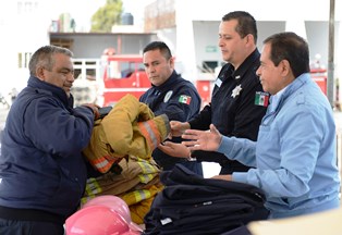 ENTREGAN UNIFORMES A ELEMENTOS DE PROTECCIÓN CIVIL Y BOMBEROS