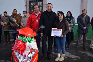 ENTREGAN MOTONETA A USUARIA DEL SISTEMA DE AGUA POTABLE