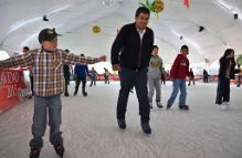 CONVIVE ROBERTO LUÉVANO CON SU FAMILIA EN PISTA DE HIELO