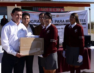 ENTREGA DÉVORA HERNÁNDEZ COMPUTADORAS EN LA PREPARATORIA DEL 6 DE ENERO