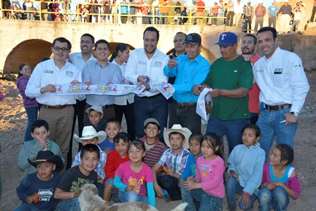 INAUGURA ALCALDE DOS OBRAS EN SANTA RITA