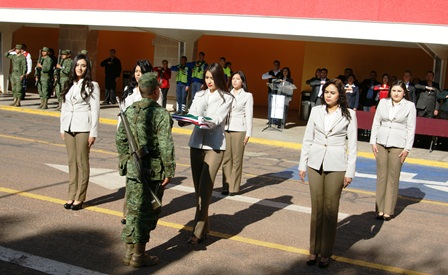 PARTICIPAN AUTORIDADES MUNICIPALES  EN ACTO CÍVICO