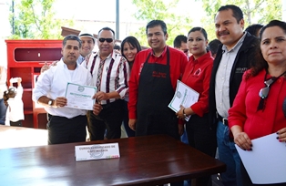 CLAUSURA ROBERTO LUÉVANO CURSOS Y TALLERES  “MANOS DE MI GUADALUPE”