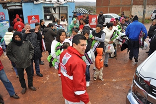 ENTREGAN CARLOS PEÑA Y EQUIPO DE TRABAJO APOYOS INVERNALES A FAMILIAS VULNERABLES