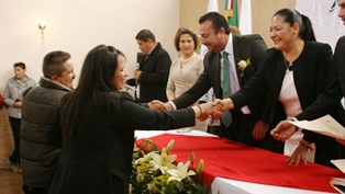 EN CEREMONIA COLECTIVA,  CONTRAEN MATRIMONIO CIVIL 52 PAREJAS