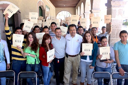 SUPERVISA ROBERTO LUÉVANO CONSTRUCCIÓN DE RED DE AGUA POTABLE EN BAÑUELOS