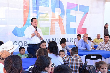 EN UN AUTOLAVADO LO EJECUTAN