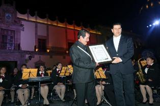 CONTINUARÁ CARLOS PEÑA DONANDO 50 POR CIENTO DE SU SALARIO A LAS HORMIGUITAS ESTE AÑO