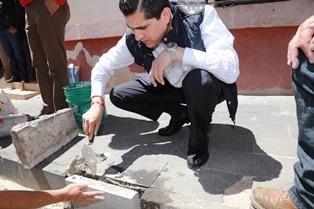 SUPERVISA CARLOS PEÑA TRABAJOS DE BACHEO EN EL CENTRO HISTÓRICO