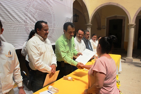 ENCABEZA MIGUEL TORRES ENTREGA DE ESCRITURAS