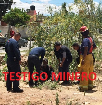 RESCATAN BOMBEROS A INDIGENTE QUE CAYÓ EN HOYO DE AGUAS NEGRAS