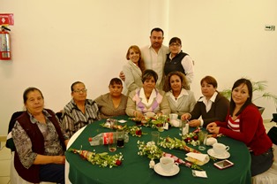 OFRECEN DESAYUNO A FUNCIONARIAS  POR DÍA DE LAS MADRES