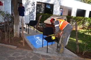 COLOCAN CAJONES DE ESTACIONAMIENTO PARA DISCAPACITADOS EN EL SMDIF