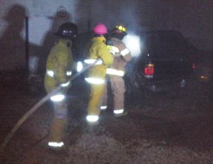 SE INCENDIA CAMIONETA EN PENSIÓN