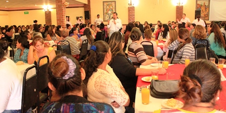 OFRECEN DESAYUNO A FUNCIONARIAS  POR DÍA DE LAS MADRES