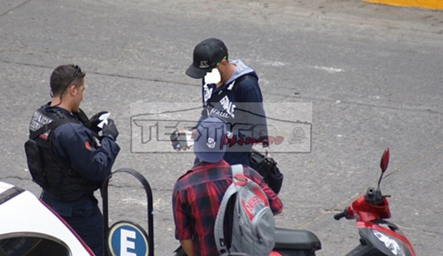 REVISAN A MOTOCICLISTAS PARA EVITAR DELITOS