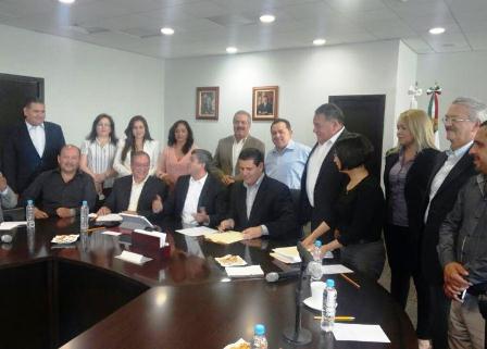 FIRMA GOBERNADOR PROYECTOS DE LEY, SURGIDOS EN LA MESA DE CONCERTACIÓN ELECTORAL