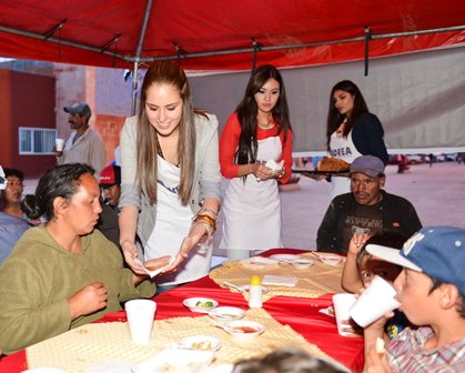 LLEVA ANDREA, CANDIDATA A REINA, CENA A FAMILIARES DE HOSPITALIZADOS