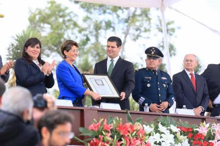 LLEVA ANDREA, CANDIDATA A REINA, CENA A FAMILIARES DE HOSPITALIZADOS
