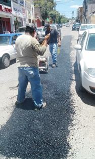 CONTINÚAN LABORES DE BACHEO EN EL MUNICIPIO